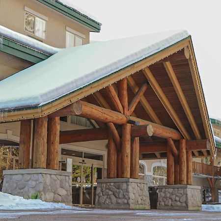 Coast Hillcrest Hotel Revelstoke Exterior photo