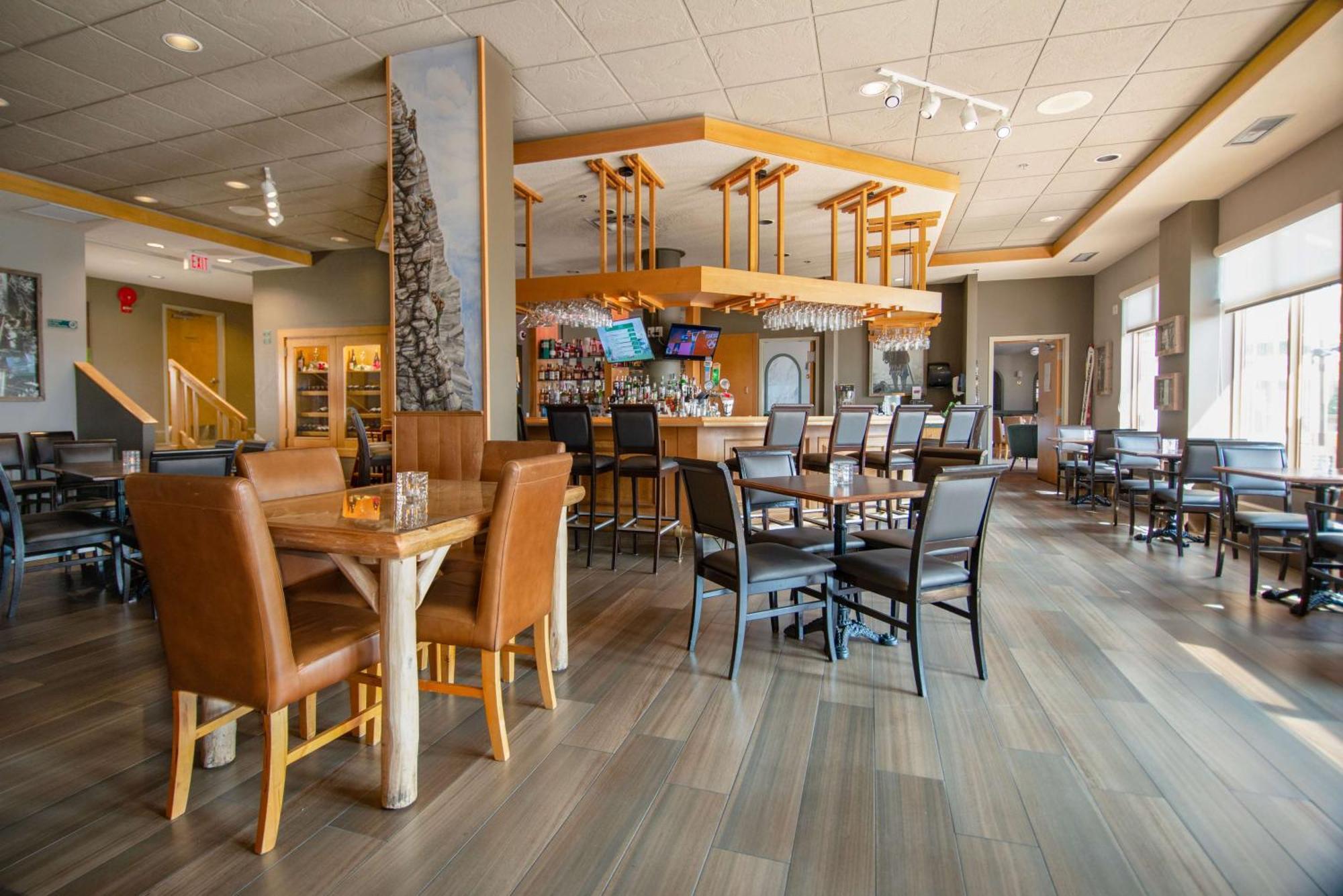 Coast Hillcrest Hotel Revelstoke Exterior photo