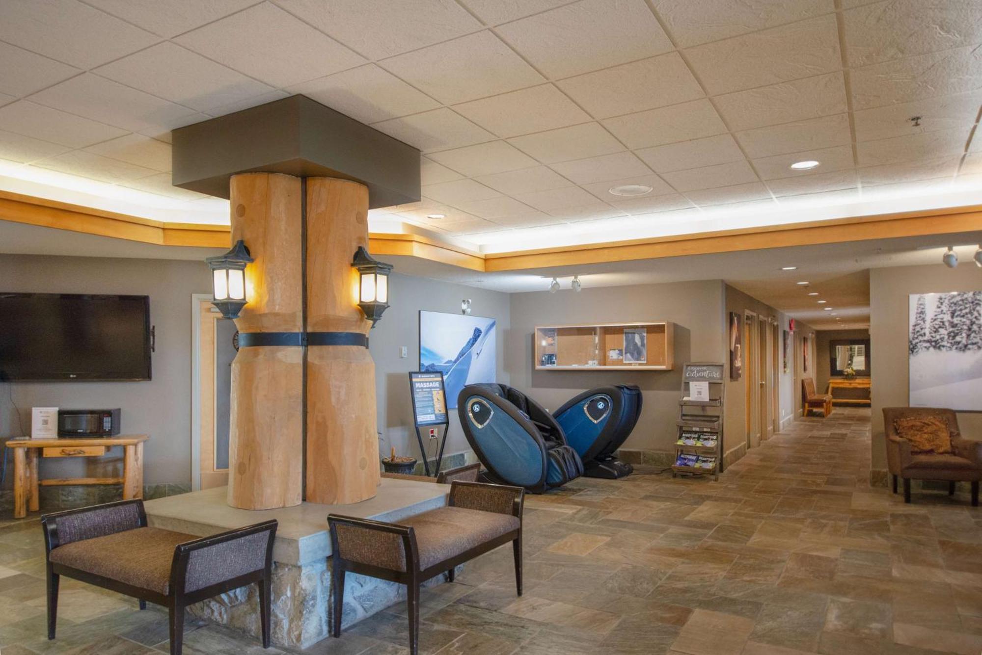 Coast Hillcrest Hotel Revelstoke Exterior photo