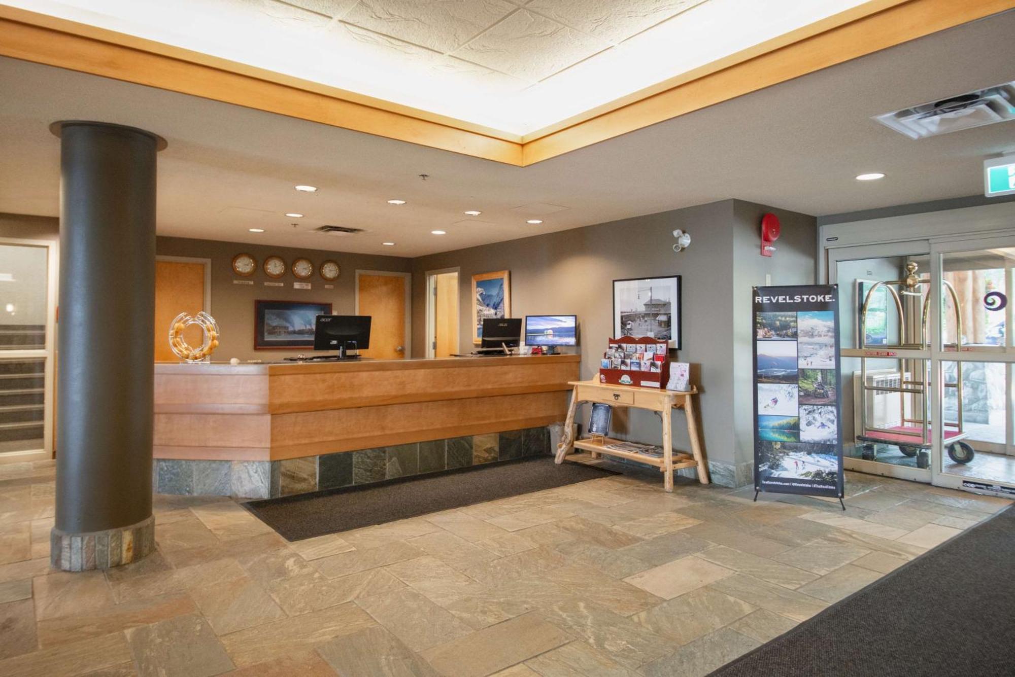 Coast Hillcrest Hotel Revelstoke Exterior photo