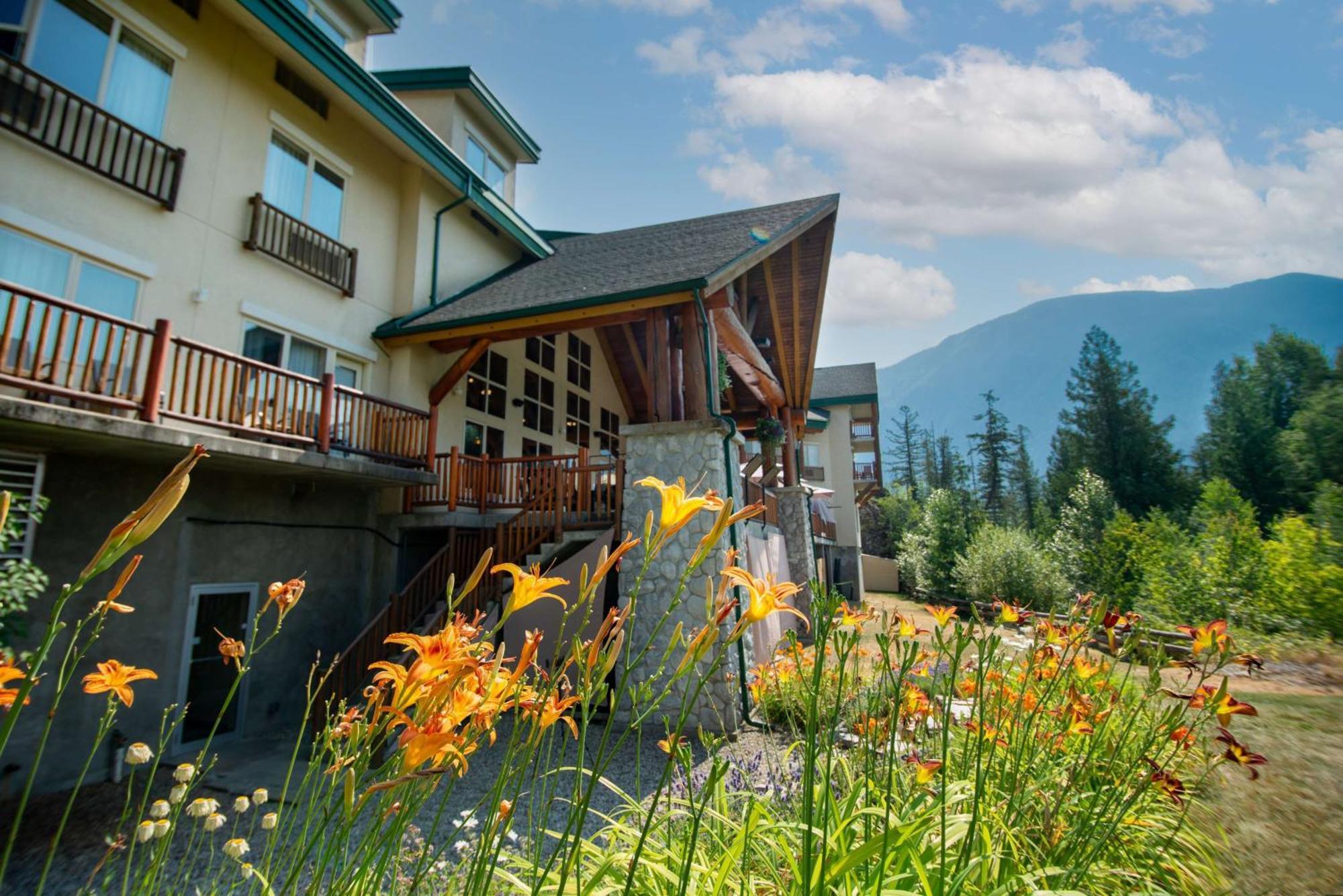 Coast Hillcrest Hotel Revelstoke Exterior photo