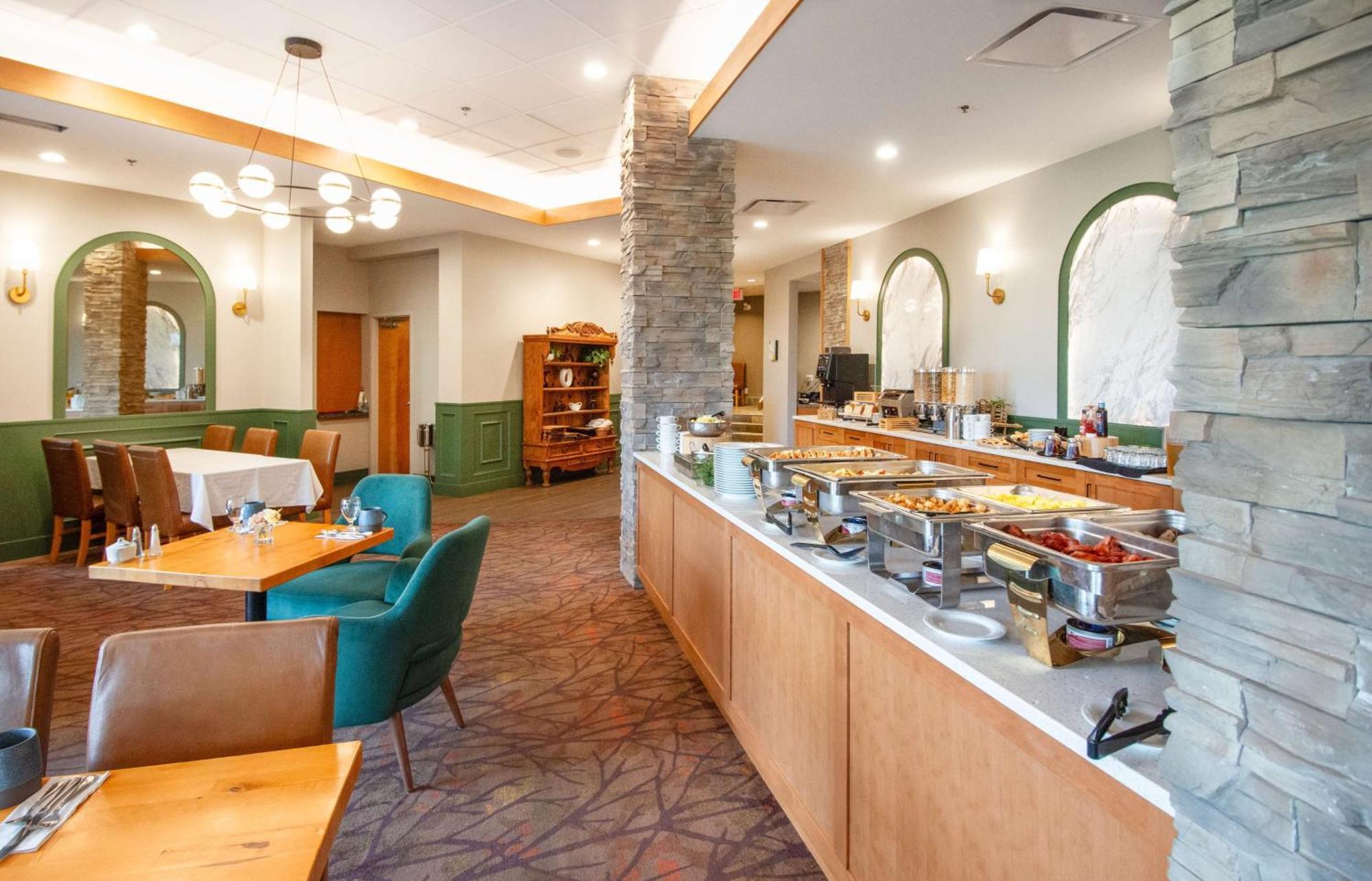 Coast Hillcrest Hotel Revelstoke Exterior photo