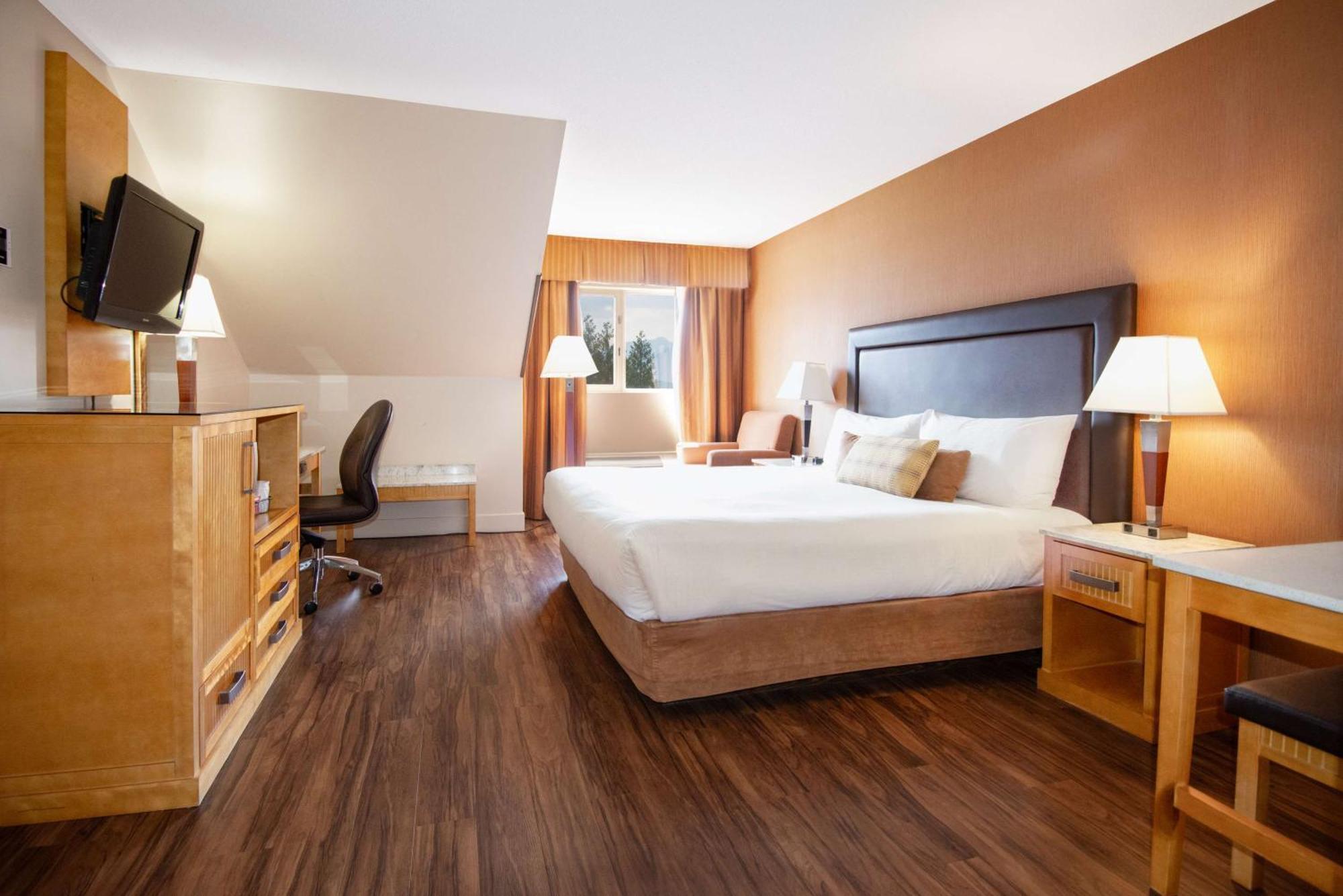 Coast Hillcrest Hotel Revelstoke Exterior photo
