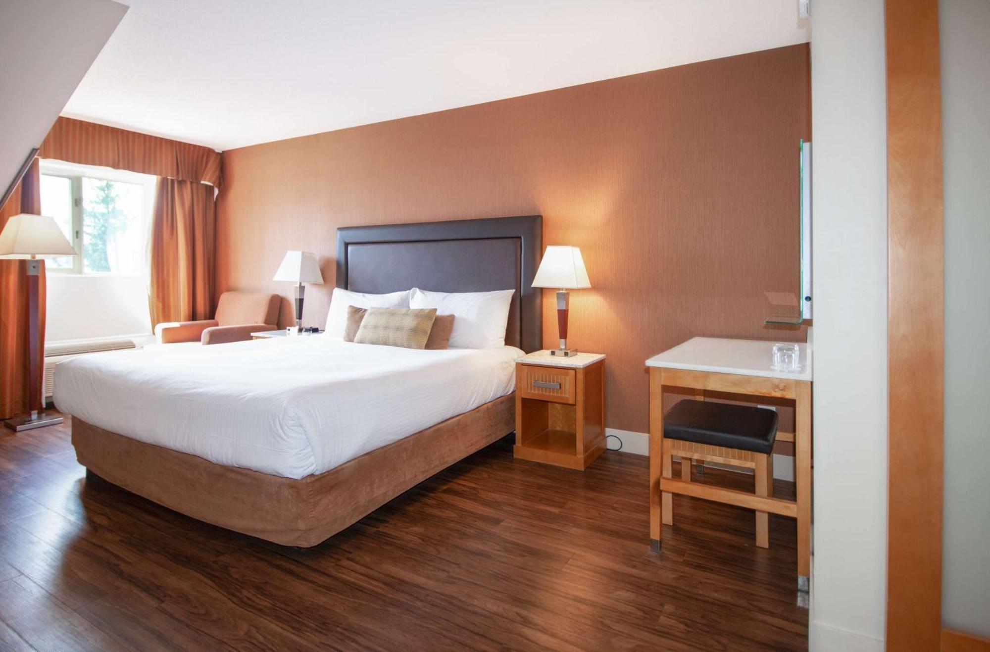 Coast Hillcrest Hotel Revelstoke Exterior photo