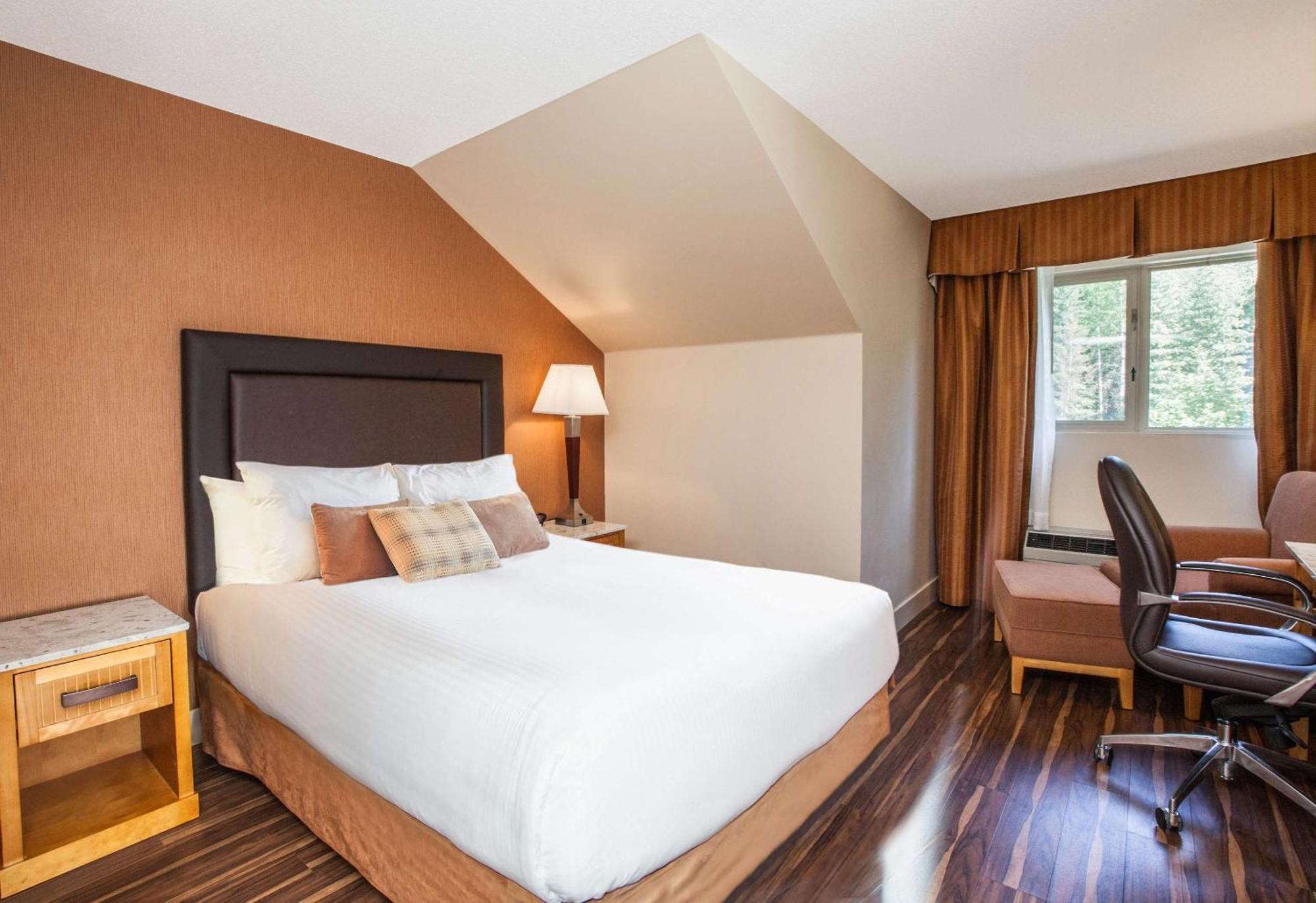 Coast Hillcrest Hotel Revelstoke Exterior photo