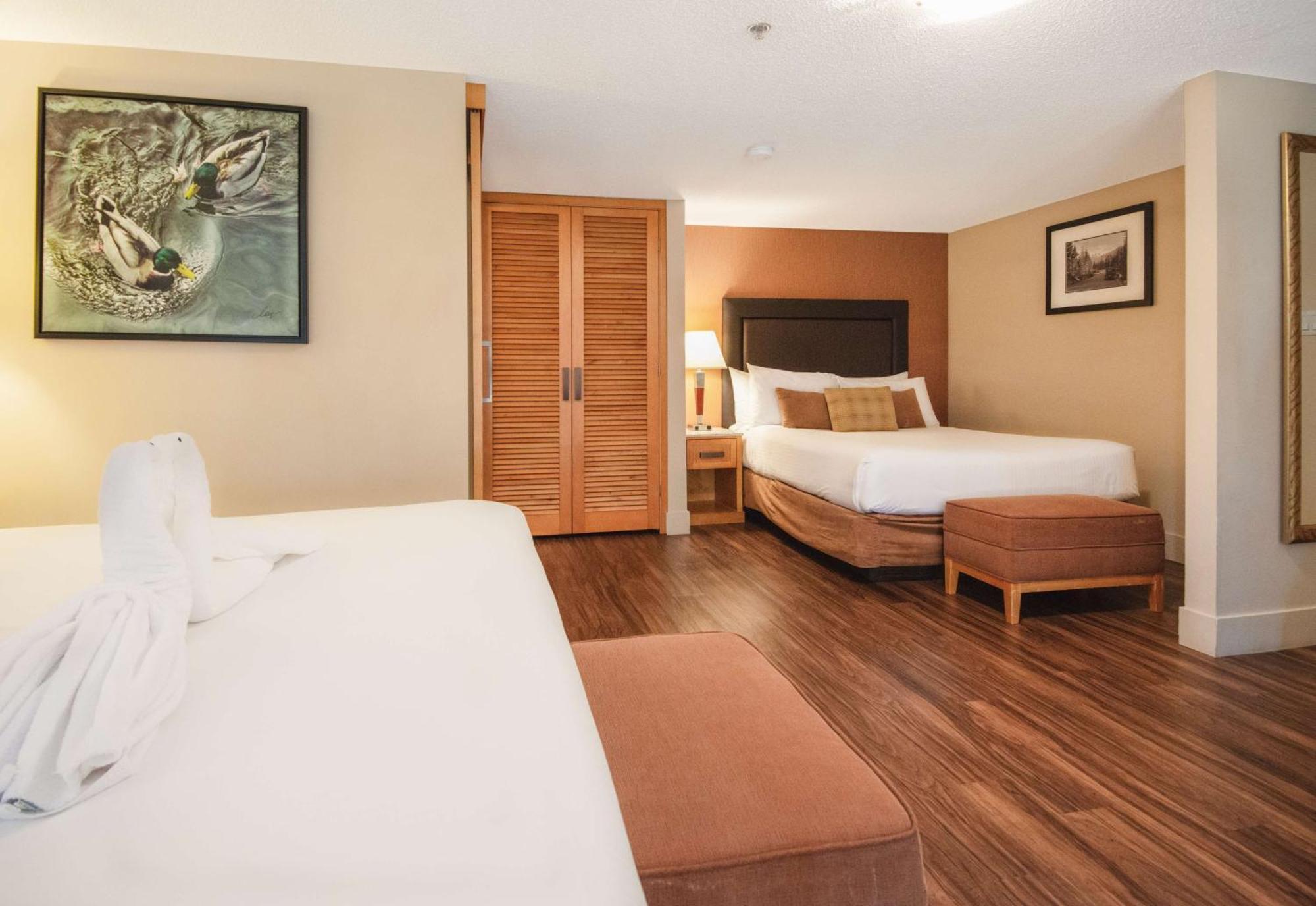 Coast Hillcrest Hotel Revelstoke Exterior photo