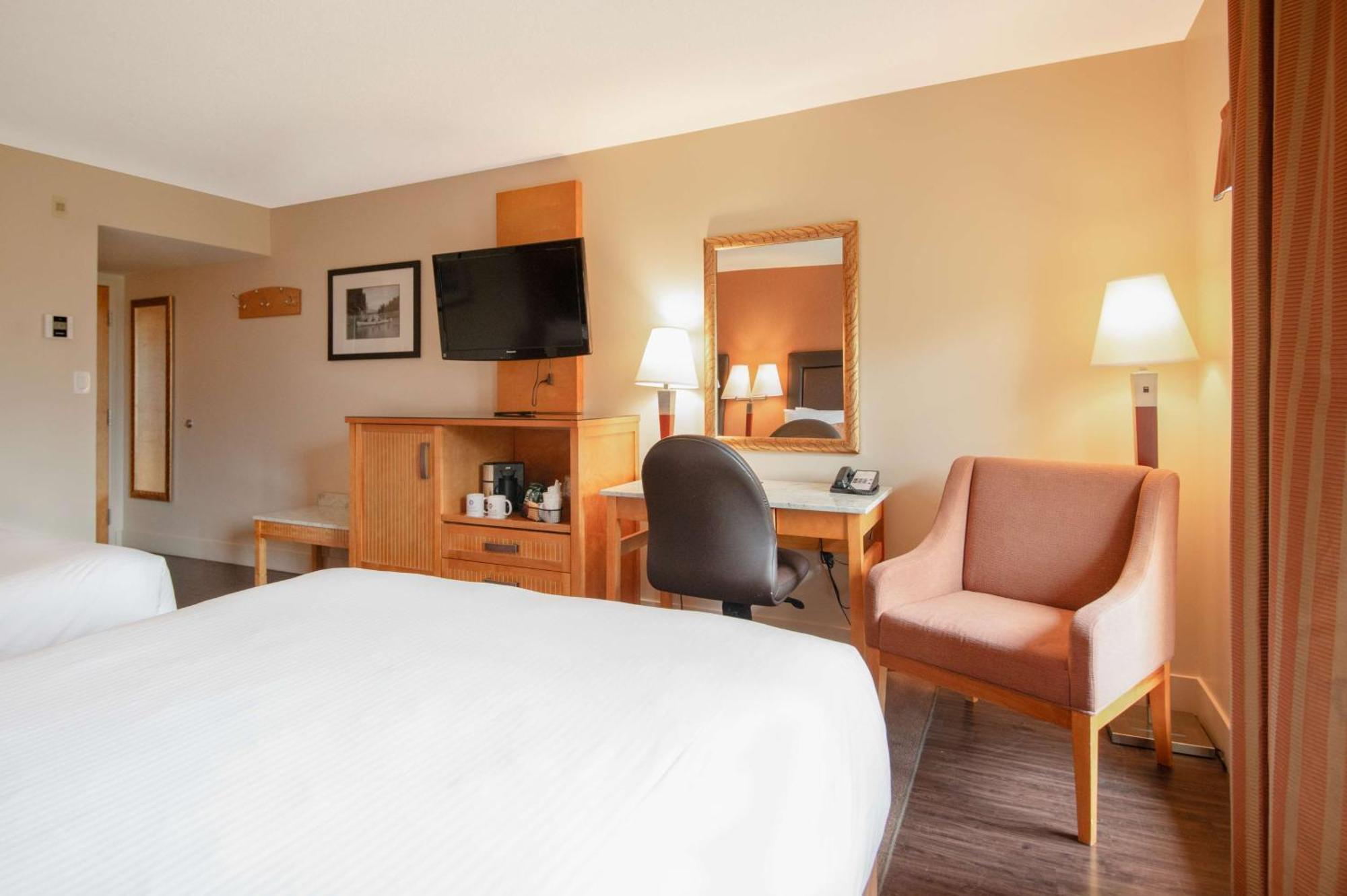 Coast Hillcrest Hotel Revelstoke Exterior photo